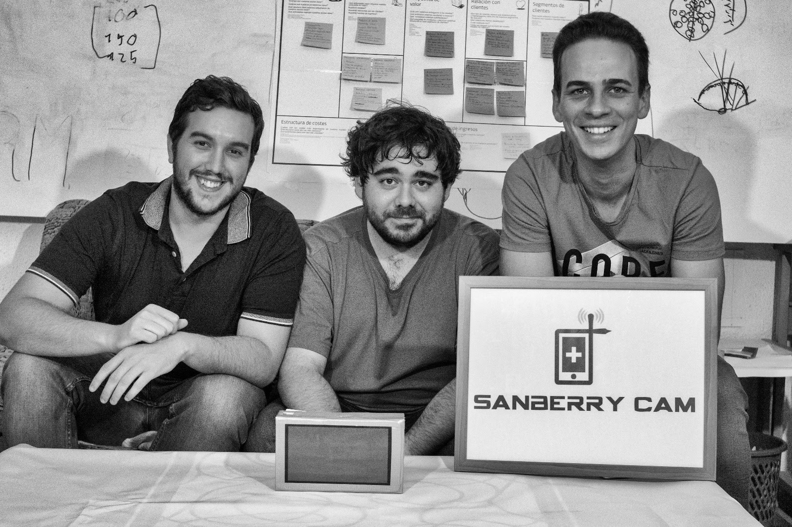 El equipo de Sanberry Cam con el logo y el dispositivo