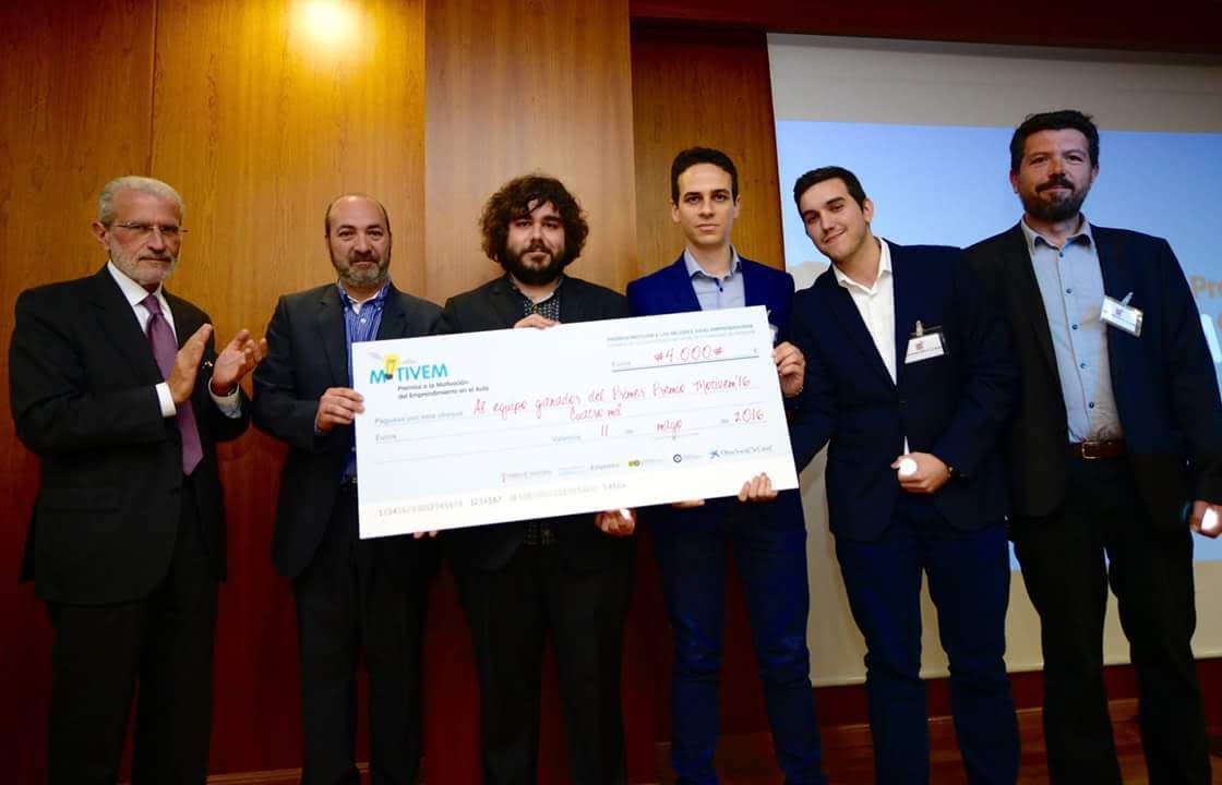 El equipo recibiendo el primer premio Motivem'16