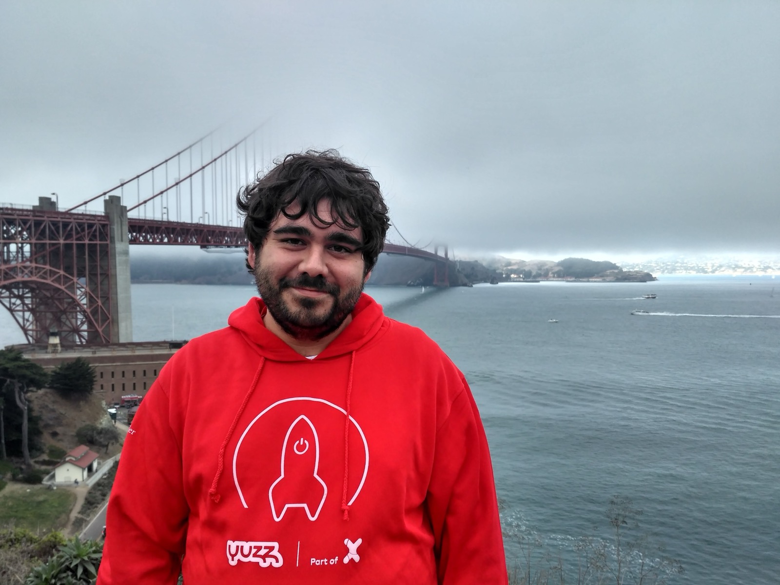 Frente al Golden Gate en San Francisco, con la sudadera de Yuzz